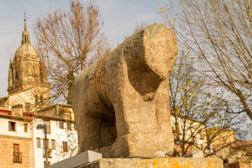 Fototapeta premium Escultura o Sculpture en la ciudad de Salamanca, comunidad autonoma de Castilla Leon, pais de España o Spain