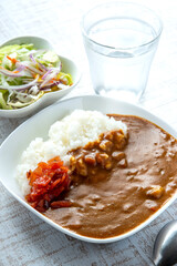 食卓のビーフカレー