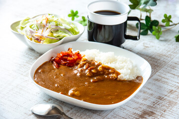 食卓のビーフカレー