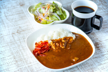 食卓のビーフカレー