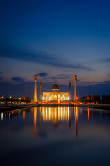 Naklejka premium The lights in front of the Central Songkhla Mosque reflect the water at twilight