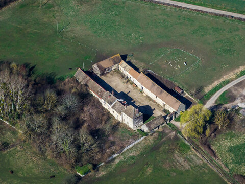 vue a&eacute;rienne d'une grosse ferme &agrave; Parnes dans l'Oise en France