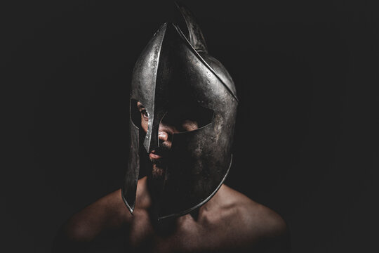 Hombre con casco troyano
