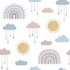 Nahtloses Muster mit Regenbögen, Sonne und Regentropfen, die in naivem, kindlichem Doodle-Stil von Wolken hängen