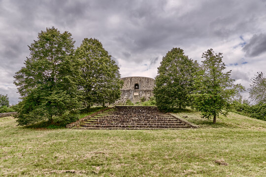 Heiligenberg Castle (Hessen, Germany), with a quote on the wall Suche Frieden und jage ihm nach-Search for peace and chase it