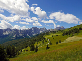 meraviglioso panorama estivo delle montagne dolomitiche in Val Badia in Italia