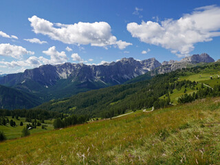 Fototapeta na wymiar meraviglioso panorama estivo delle montagne dolomitiche in Val Badia in Italia