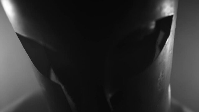 casco griego en blanco y negro