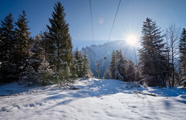 Winter Berglandschaft mit Skilift in verschneiten Wald Erholung Skigebiet in Bayern, Deutschland am sonnigen Tag