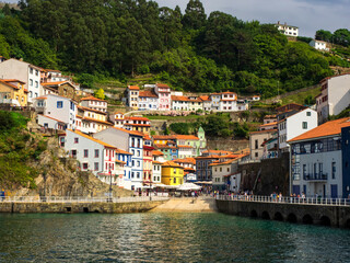 Fototapeta na wymiar Vista del pueblo marinero de Cudillero con las coloridas fachadas de sus casas