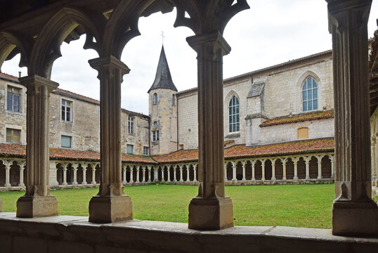 La Rochefoucauld En Angoumois, Charente, Nouvelle-Aquitaine, France : Couvent Et Cloître Des Carmes.