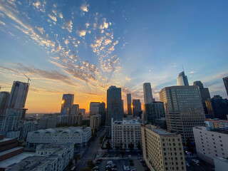 Fototapeta premium Los Angeles, USA — Dramatic Sunset Sky Over Downtown Buildings