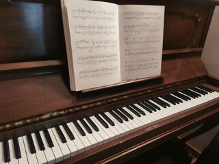 antique piano shetmusic, black and white keyboard