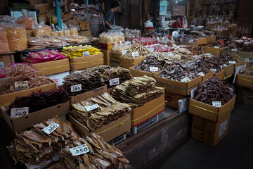 Pescado seco en mercado local de Bangkok