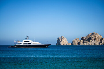 Yate en el mar de los cabos