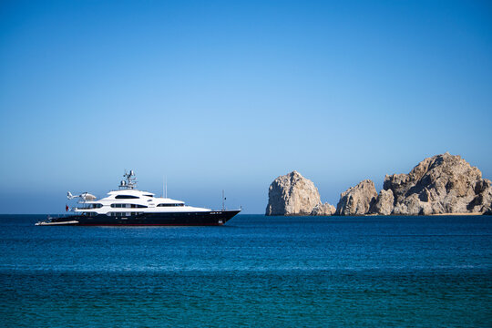 Yate en el mar de los cabos