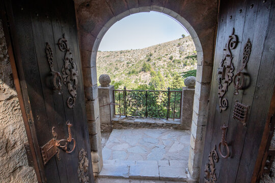 Grande porte &agrave; deux battants sculpt&eacute;s du chateau de Castelnou, Large carved double door of the Castelnou castle
