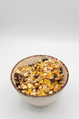 Cuenco de cereales, muesli, fondo blanco.
