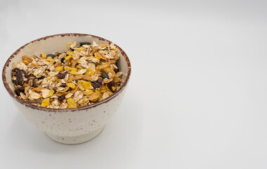 Plano detalle cuenco de cereales, muesli, fondo blanco.
