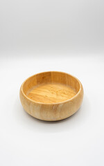 Cuenco de madera vacío en fondo blanco.