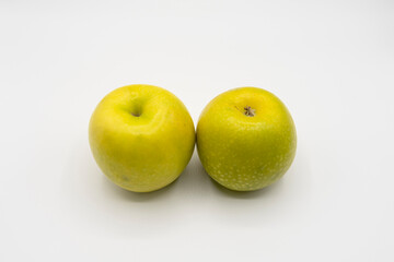Dos manzanas verdes, fondo blanco.