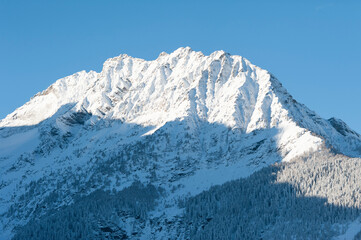 Fototapeta na wymiar Steiler Berg mit viel Schnee und ohne Bäume
