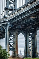 Fototapeta premium The famous Manhattan bridge spanning the East River between Brooklyn and lower Manhattan