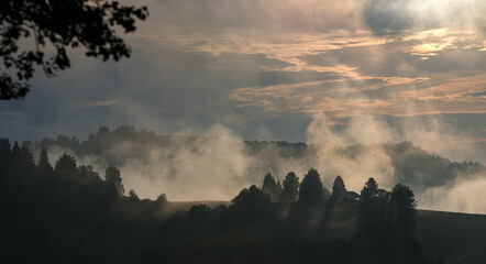 Polana we mgle zachód słońca panorama