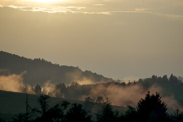 Polana we mgle zachód słońca panorama	
