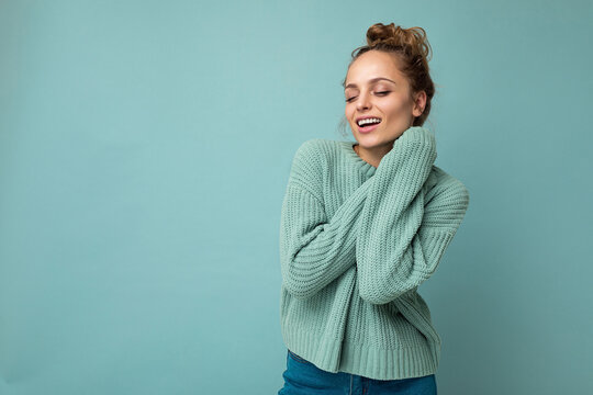 Close-up portrait of nice-looking attractive lovely lovable pretty cute winsome gorgeous cheerful cheery wavy-haired blonde woman isolated on pastel color background wearing stylish clothes
