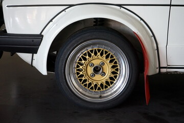 Goldene Leichtmetallfelge im Speichendesign eines Gruppe 2 Tourenwagen der Siebziger Jahre in der...