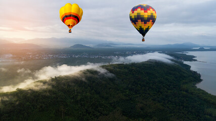 Naklejka premium Hot air balloon over Pha Tang hill with beautiful mountain view and fog in morning