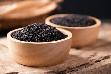 Fototapeta na wymiar Black sesame seeds in a bowl on wooden, Still Life