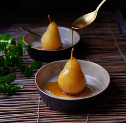 pêra em calda numa mesa rústica