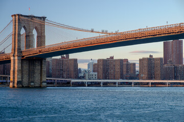 Fototapeta na wymiar Brooklyn Bridge spanning the East River from Brooklyn into New York City at sundown