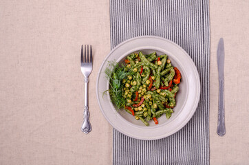 Green pasta with chickpeas, pepper and pesto sauce