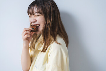 カヌレを食べる女子