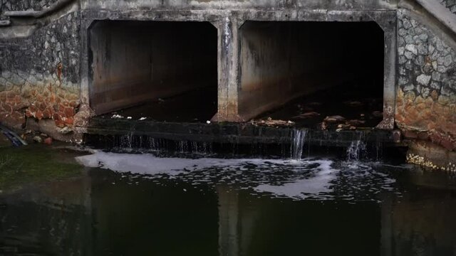 Wastewater from water pipes discharged into the river.