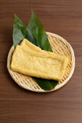 油揚げと木のテーブル