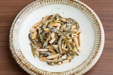 アーモンドフィッシュと木のテーブル