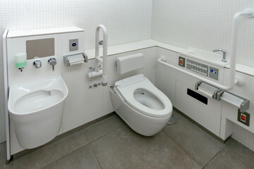 東京の公園内の多機能トイレ