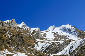 Fototapeta na wymiar Montagnes et ciel bleu