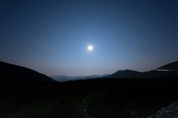 満月が知床峠の森と谷間を照らす