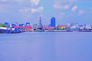 Obraz premium Landscape of The Thai Temple and buildings on bank of the main river in Bangkok City, Thailand