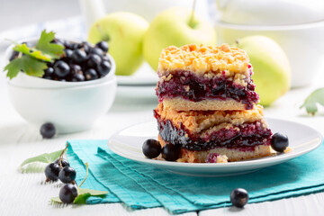 Berry pie with streusel.