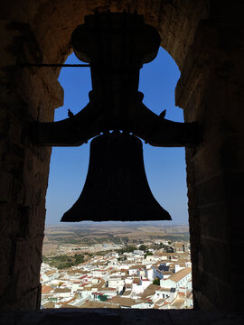 campana en lo alto del campanario del pueblo