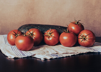 czerwony pomidory malinowe i cukinia na serwecie