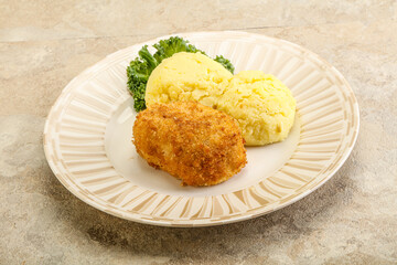 Crispy chicken cutlet with mashed potato