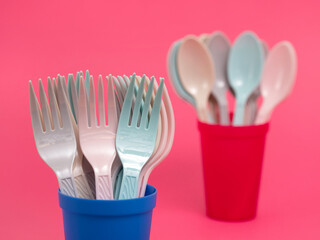 プラスチック製のスプーンとフォーク