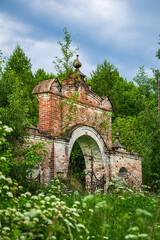 Fototapeta na wymiar old Orthodox Church in the village